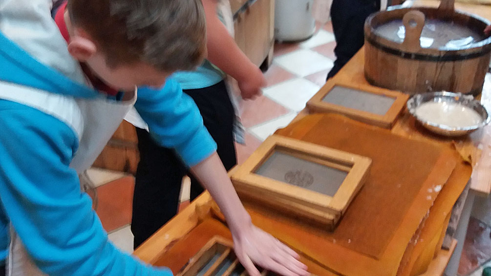 Wycieczka do Manufaktury w Kobyłce – warsztaty czerpania i marmoryzacji papieru