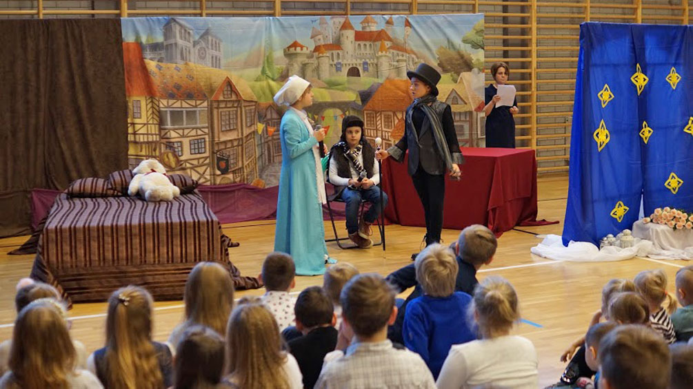 Świąteczne przedstawienie szkolnego teatru „Antrakt”